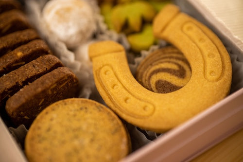 No.1111 幸運の蹄鉄クッキー入りクッキー缶